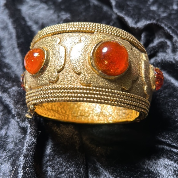Vintage Chanel Gripoix cuff from season 25 1991 - Picture 9 of 11